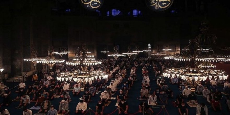 Ayasofya-i Kebir Cami-i Şerifi'nde sabah namazı yoğun katılımla kılındı