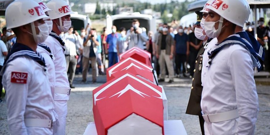 Mersin'de devrilen otobüste şehit olan 4 asker için tören