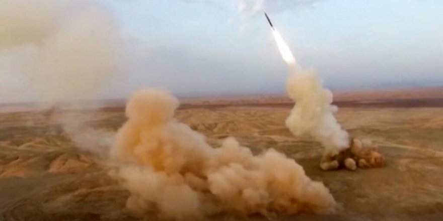 İran, ilk kez yerin altından balistik füze fırlattı