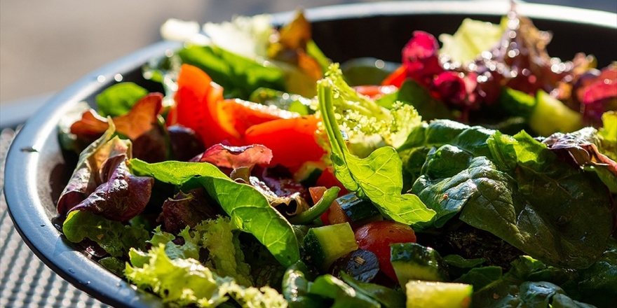 Kalp-damar Ve Yüksek Tansiyon Hastalarına Bayramda 'Az Et Bol Yeşillik Yenmeli' Uyarısı