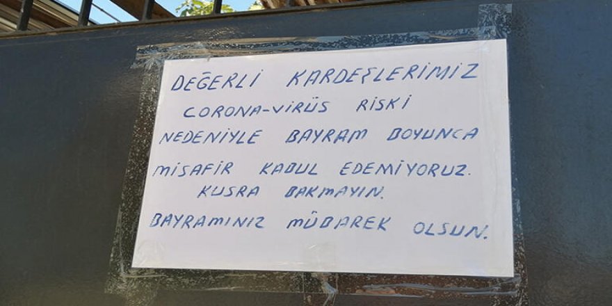 Yaşlı çift, kapılarına yazı astı: Koronavirüs nedeniyle bayram boyunca misafir kabul edemiyoruz