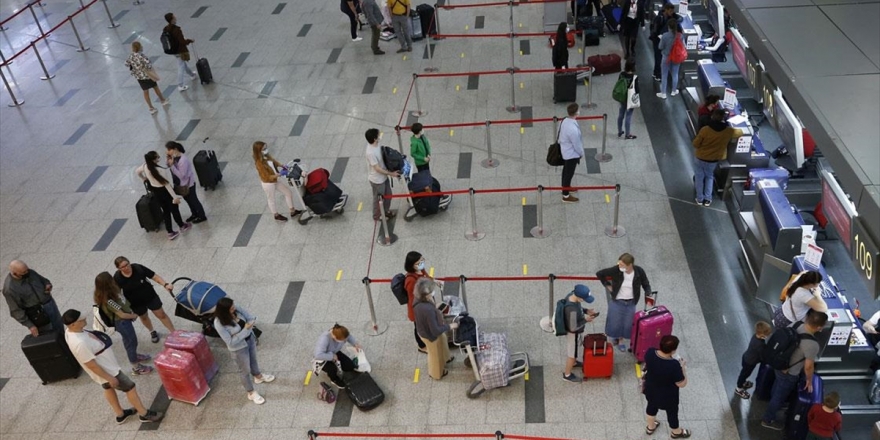 Rusya'dan Türkiye'ye Kovid-19 Nedeniyle Ara Verilen Uçak Seferleri Yeniden Başladı