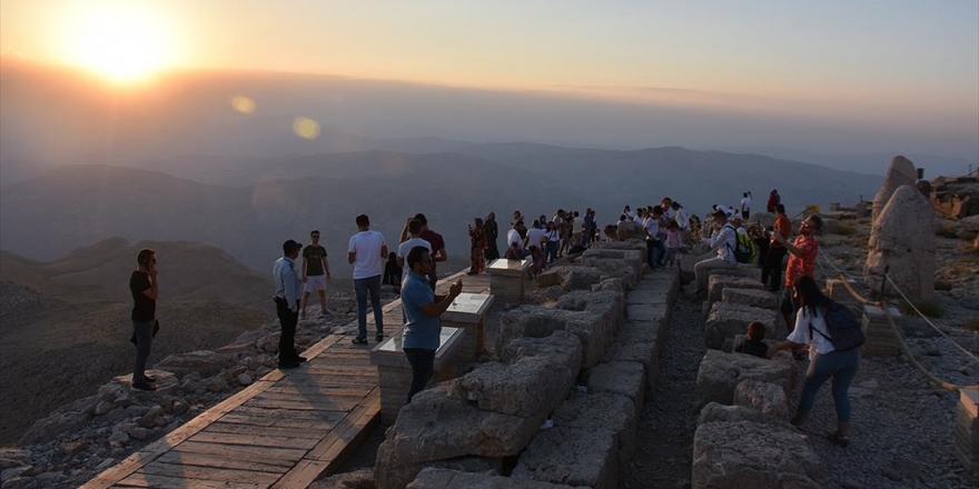Nemrut Eşsiz Manzarasıyla Ziyaretçilerini Büyülüyor