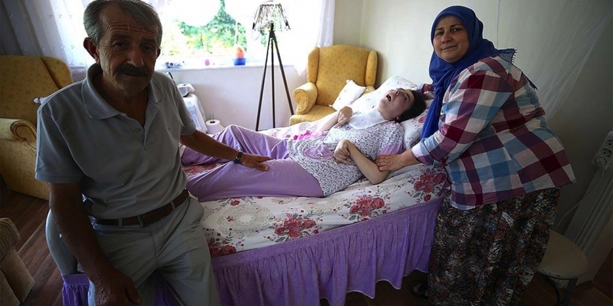 Kızlarının Kök Hücre Tedavisiyle Sağlığına Kavuşacağı Günü Bekliyorlar