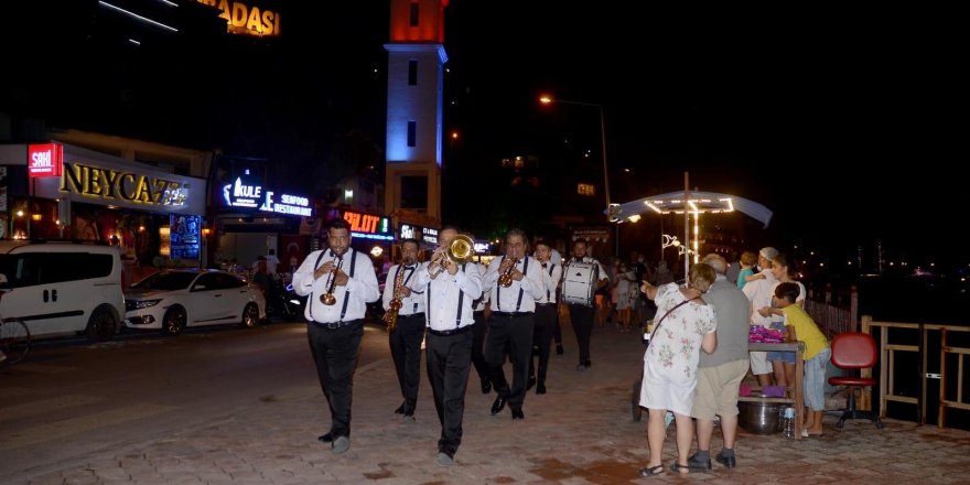 “Kuşadası Kent Orkestrası” ikinci konserini verdi