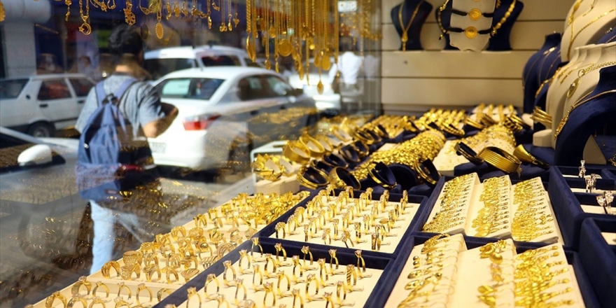 Altının Onsu 1.985,18 Dolarla Tarihi Zirvesini Gördü