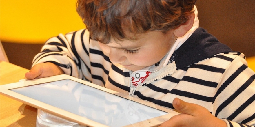 'Teknolojiyi Kontrolsüz Kullanan Çocuklar Obez Oluyor' Uyarısı