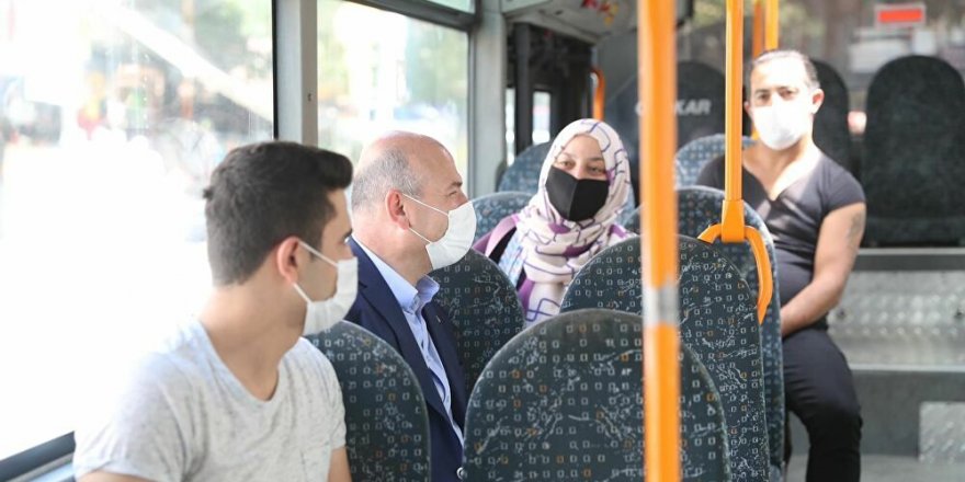Soylu, halk otobüsüne binerek vatandaşları Kovid-19'a karşı uyardı