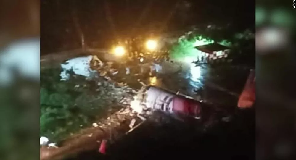 Hindistan'da iniş sırasında pistin dışına çıkan uçak ikiye bölündü 15 kişi öldü