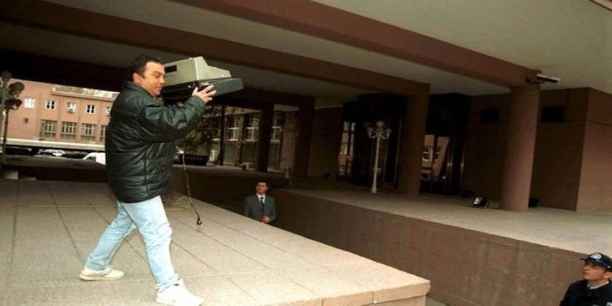 Ecevit’e yazar kasa fırlatan Çakmak: Ekonomi ağlanacak halde