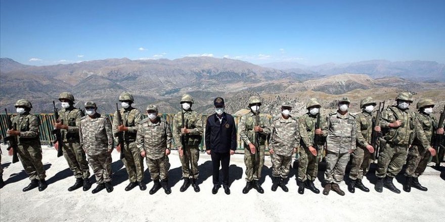 Milli Savunma Bakanı Akar ve komutanlardan Irak sınır hattındaki birliklere denetleme