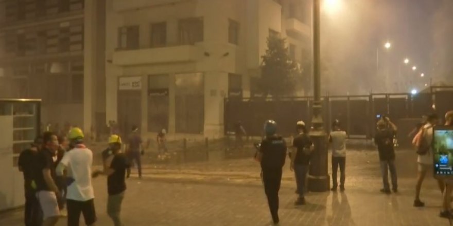 Beyrut’ta çatışmalar yeniden alevlendi: Göstericiler Çalışma Bakanlığı ve Göç İşleri Bakanlığı binalarına girdi