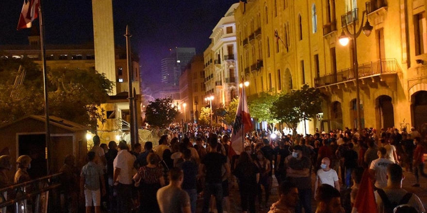 Beyrut'ta Güvenlik Güçleri Protestoculara Müdahale Ediyor