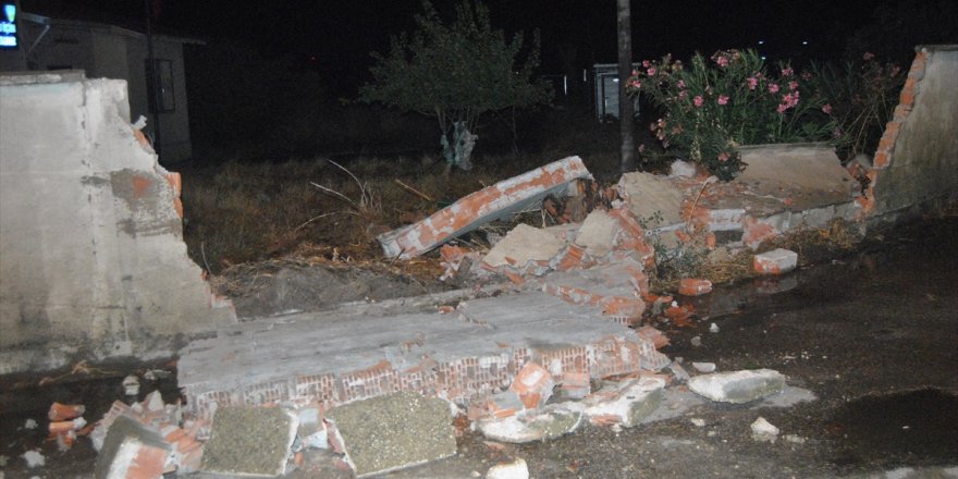 İzmir'de şiddetli yağış ve rüzgar: Beton duvarlar yıkıldı