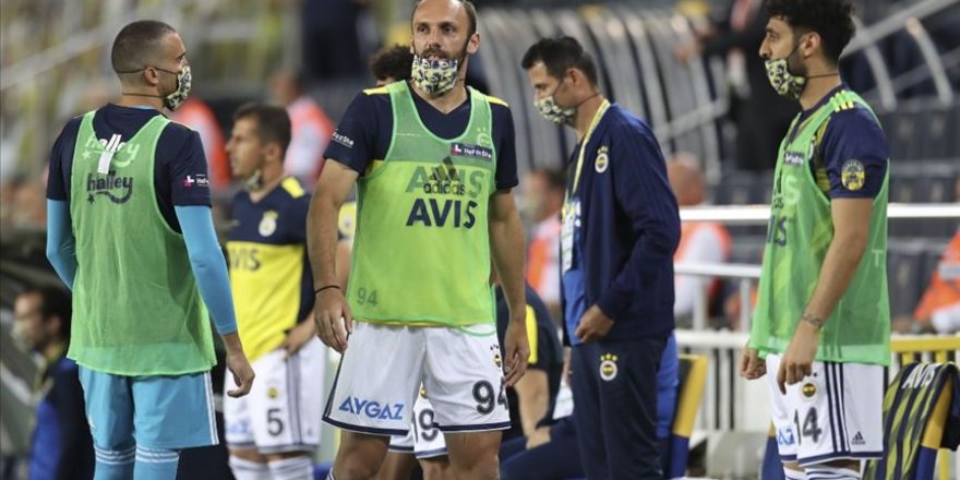 Fenerbahçe'de 1'i futbolcu 2 kişinin Kovid-19 testi pozitif çıktı