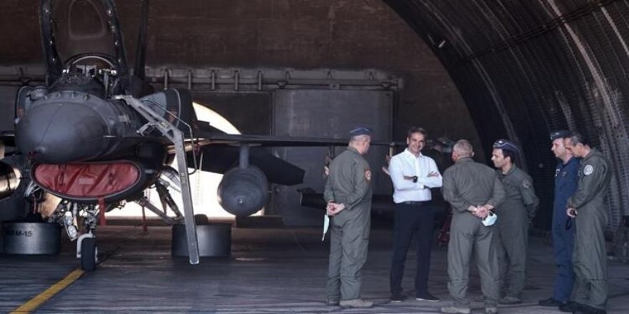 Yunan Başbakan savaş uçaklarıyla poz verdi!