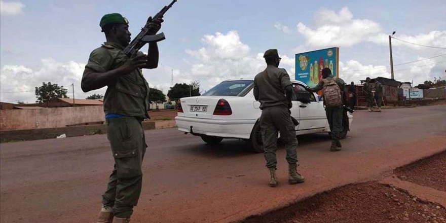 Askeri hareketliliğin yaşandığı Mali'de Meclis Başkanı ile Ekonomi ve Finans Bakanı alıkonuldu