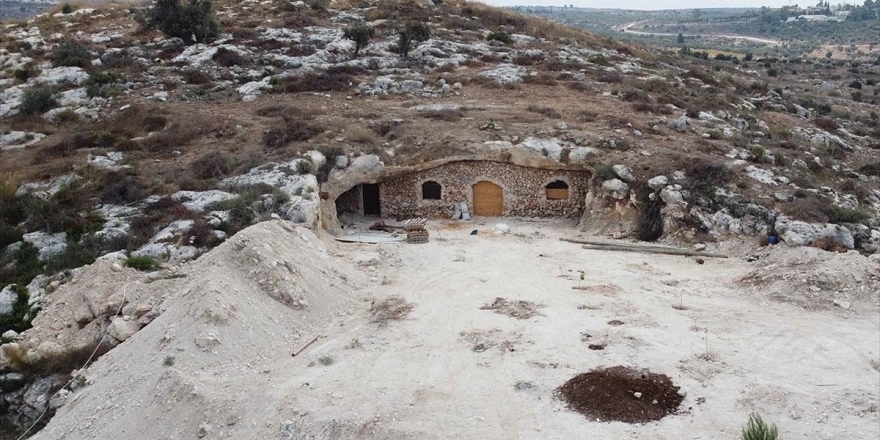 İsrail'in Yıkımları Filistinli Ailelerin Zorunluluktan Mesken Tuttuğu Mağaralara Ulaştı