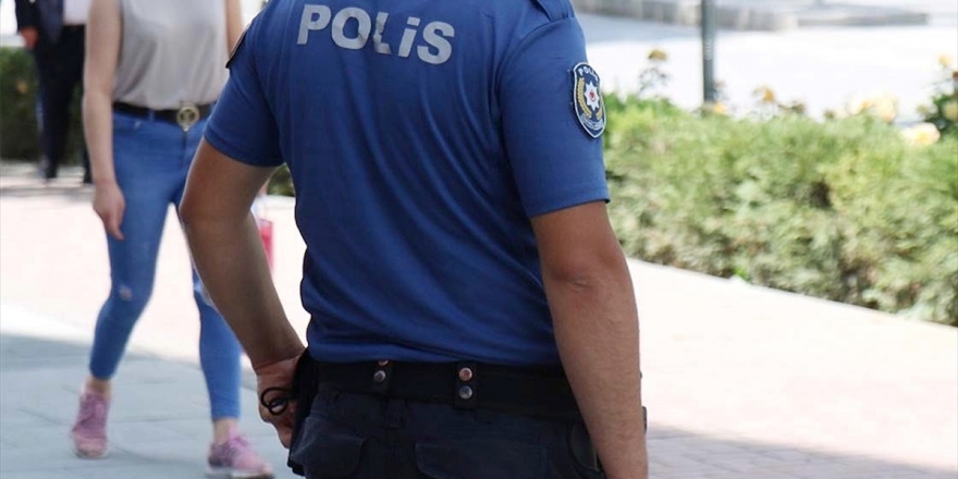 Kadıköy'de Kovid-19 Denetimleri Sırasında Bir Kadını Gözaltına Almaya Çalışan Polisler Görevden Uzaklaştırıldı