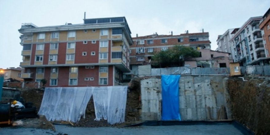İstanbul Gaziosmanpaşa'da toprak kayması..Apartman tahliye edildi