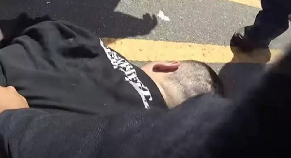 ABD’de polisin 6 dakika boyunca sıcak asfalta bastırdığı kişi hayatını kaybetti