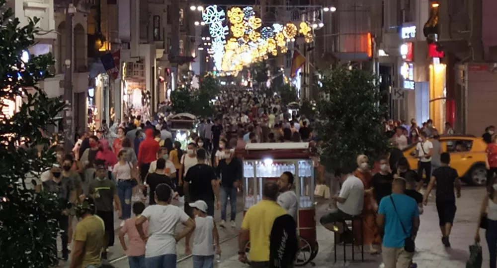 İstiklal Caddesi’nde koronavirüs unutuldu