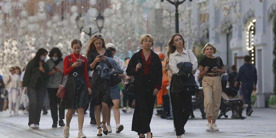 Rusya'da Kovid-19 Vaka Sayısı 956 Bini Geçti