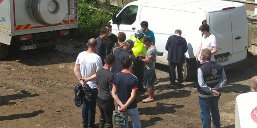 Giresun'da sel sonrası fındık çuvalını götürmeye çalışan şüpheliler yakalandı