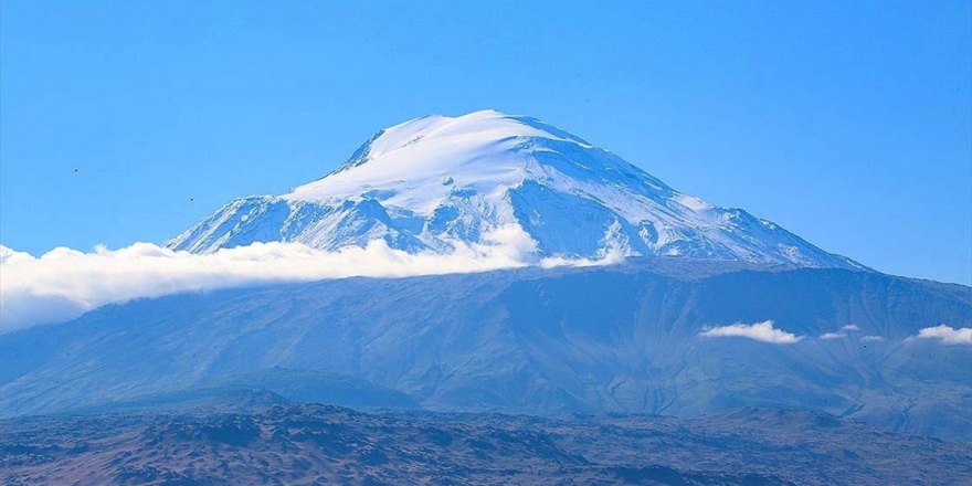 'Türkiye'nin Çatısı'na Mevsimin İlk Karı Yağdı