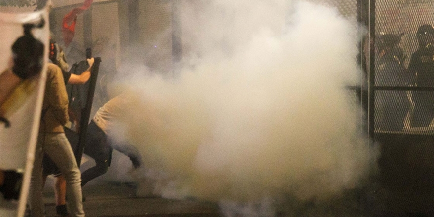 Portland'da Irkçılık Karşıtı Protestocular Polis Merkezine Saldırdı