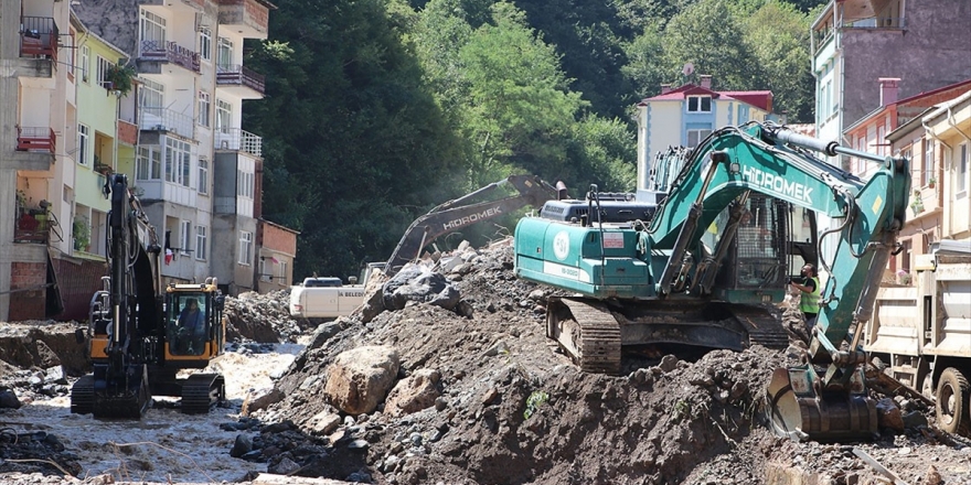Bakan Pakdemirli: Giresun'daki Selde Yaklaşık 50 Bin Metreküpten Fazla Rüsubatı Kaldırdık