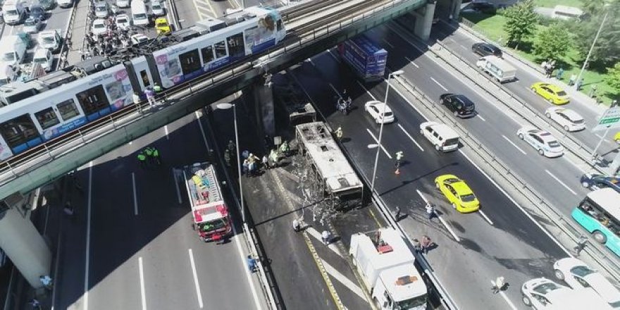 Zeytinburnu'nda metrobüste yangın çıktı