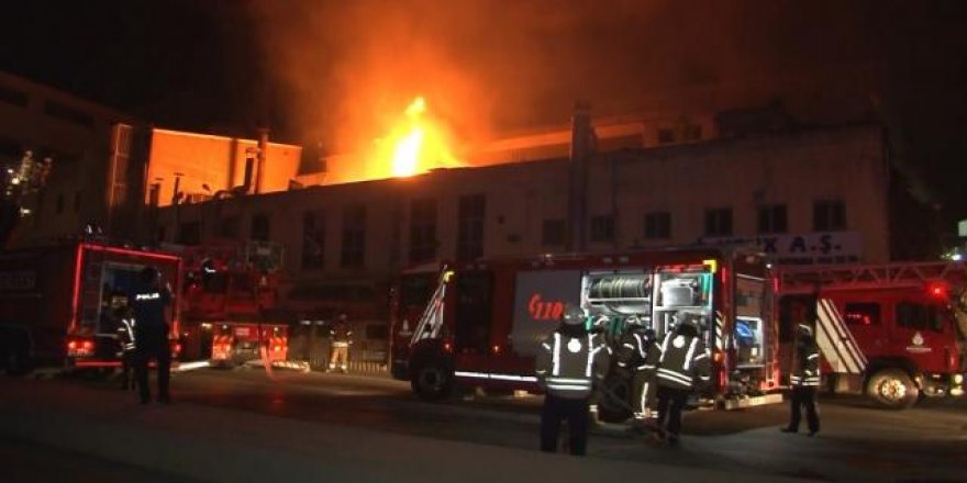 Esenyurt’ta plastik ham madde imalatı yapan fabrikada yangın çıktı