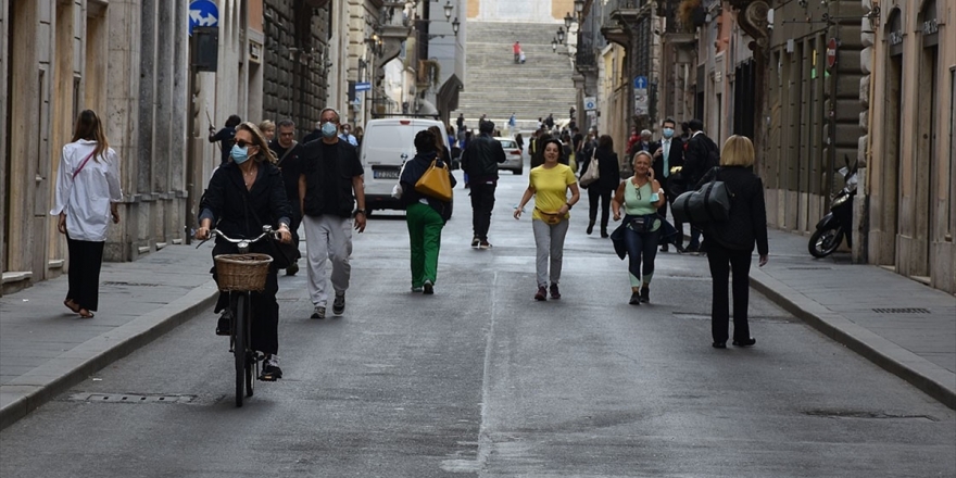 İtalya'da Kovid-19 Vakalarında Artış Sürüyor