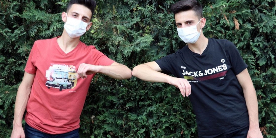 Koronavirüsü Yenen İkiz Kardeşlerden Tedbirlere Uyulması Çağrısı