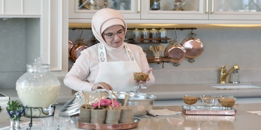 Emine Erdoğan'dan yüzyıllık pekmezli aşure tarifi