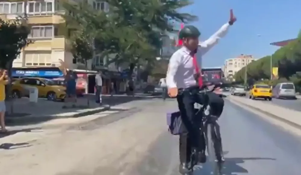 Soyer, üstü açık otobüste kutlamaya izin verilmediği için bisikletle 'Zafer Turu' düzenledi
