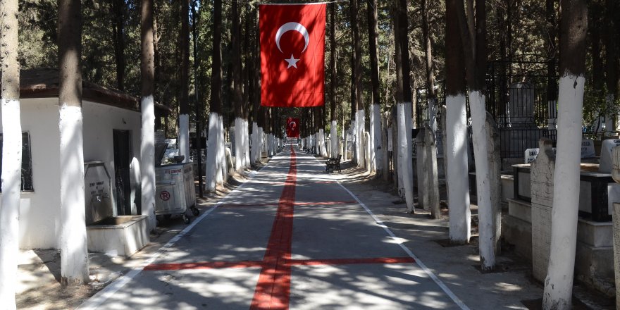 ADALIZADE MEZARLIĞI KIRMIZI-BEYAZA BÜRÜNDÜ