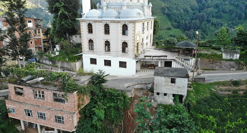 Rizeli esnaf, selde kaymasın diye dükkanını camiye iple bağladı
