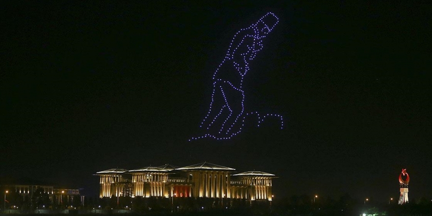 Cumhurbaşkanlığı Külliyesi'nde Zafer Bayramı'na Özel 300 İha İle Işık Gösterisi Yapıldı
