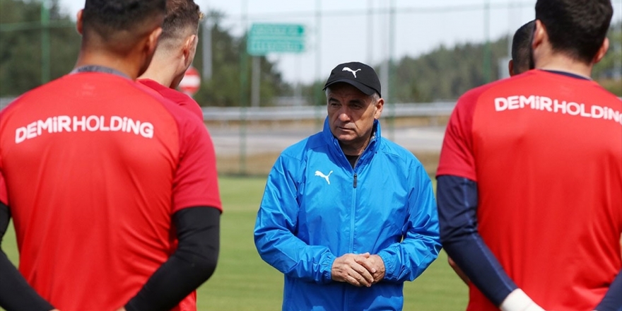 Sivasspor Teknik Direktörü Çalımbay: Avrupa'da Çok Kritik Maçlar Oynayacağız