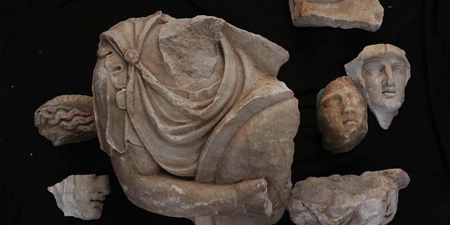 Hadrian Tapınağı Kazısında Arkeologlar 'Parçaları Birleştirerek' Geçmişe Işık Tutuyor