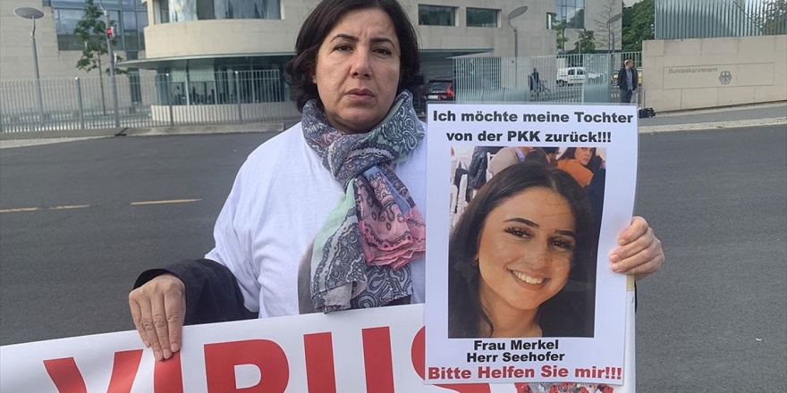 Almanya'da Terör Örgütü PKK Tarafından Kızı Kaçırılan Anne Başbakanlığın Önünde Eylem Yaptı