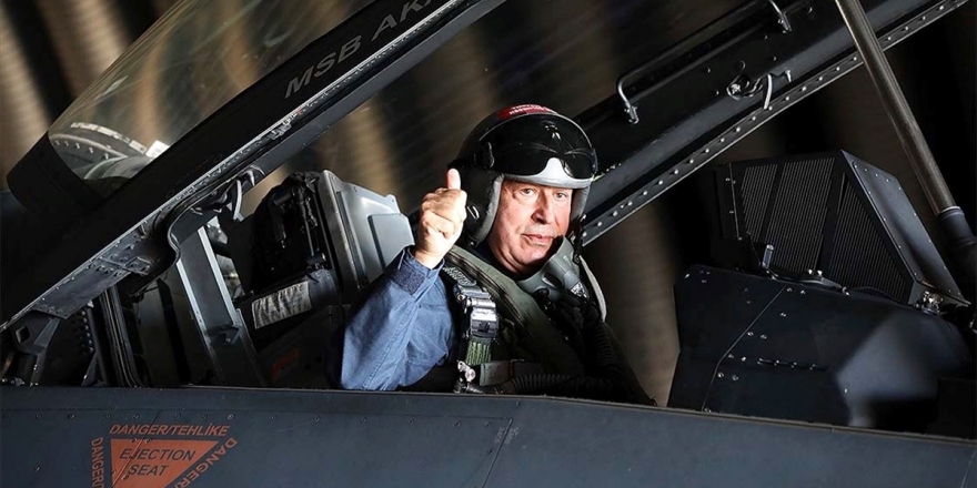 Bakan Akar Yeni Uçuş Eğitim Yılını Ege'nin Kuzeyine Yaptığı Özel Uçuşla Açtı