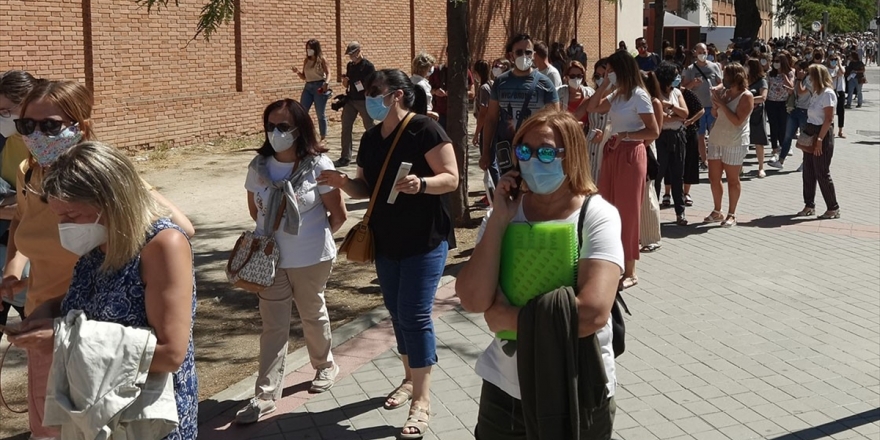 İspanya'da Son 24 Saatte 8 Bin 959 Kovid-19 Vakası Görüldü