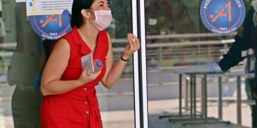 SINAVI BİR DAKİKA İLE KAÇIRDI, GÖZYAŞLARINA BOĞULDU