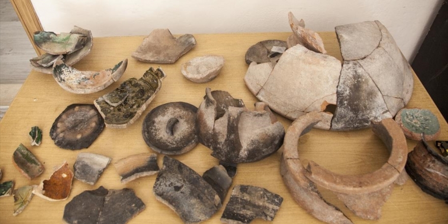 Ahlat'taki İç Kale Kazılarında 5 Bin 200 Yıllık Seramik Parçaları Bulundu