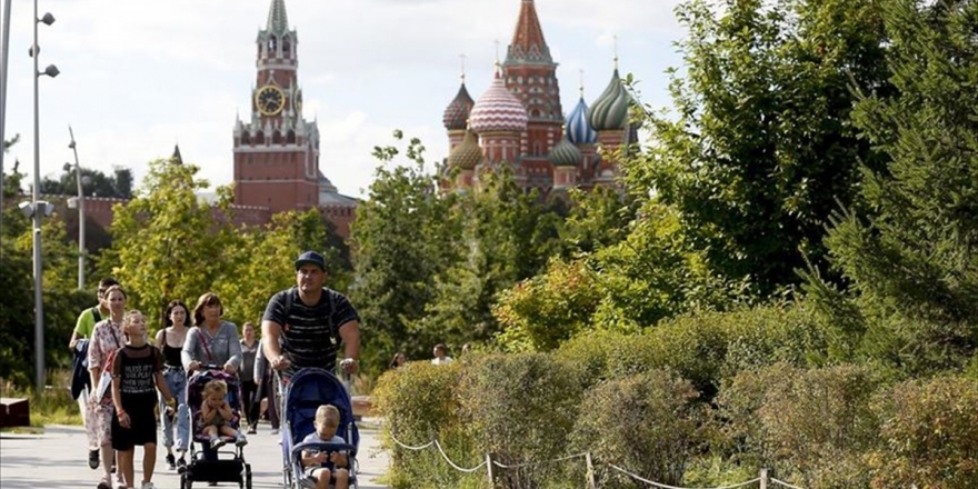 Rusya'da Kovid-19 Vaka Sayısı 1 Milyon 30 Bini Geçti