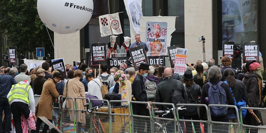 Assange ABD'ye İade Davasında Hakim Karşısına Çıktı