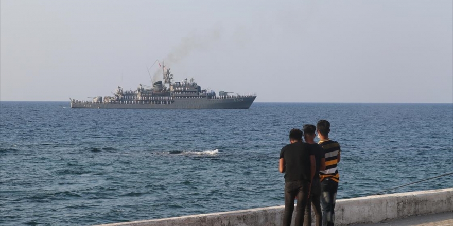 KKTC'de Askeri Gemiler Halkı Selamladı